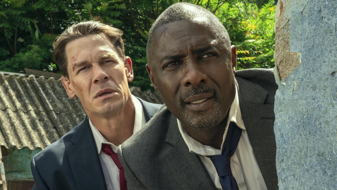 Idris Elba e John Cena in una scena
