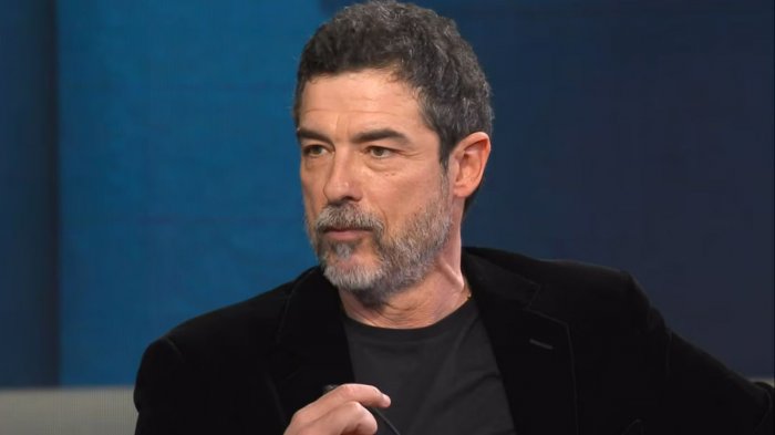 Alessandro Gassmann punzecchia Tony Effe sui social e il web esplode: “Progressista part time?”