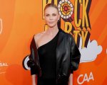 Charlize Theron: 'Sono l'unica a non essere stata invitata al matrimonio di Jeff Bezos, ma tanto fa schifo'