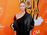 Charlize Theron: 'Sono l'unica a non essere stata invitata al matrimonio di Jeff Bezos, ma tanto fa schifo'