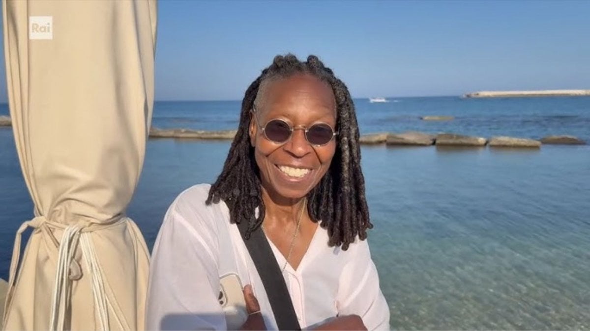 Whoopi Goldberg a Un Posto al Sole: ecco quando la vedremo e per quante puntate Whoopi Goldberg a Un Posto al Sole: ecco quando la vedremo e per quante puntate