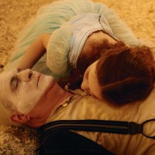 Incanto: la piccola Mia McGovern Zaini posa la testa sul petto di Giorgio Panariello