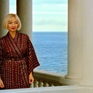 Reflection in a Dead Diamond: Maria De Medeiros in una scena