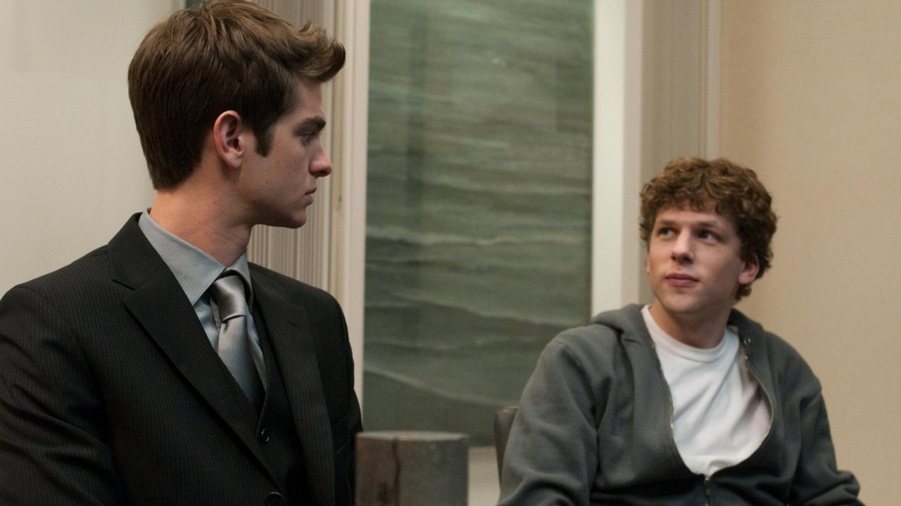 Andrew Garfield e Mark Zuckerberg in una scena