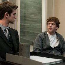 Jesse Eisenberg insieme ad Andrew Garfield nel film The Social Network