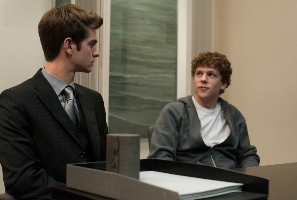 Jesse Eisenberg insieme ad Andrew Garfield nel film The Social Network
