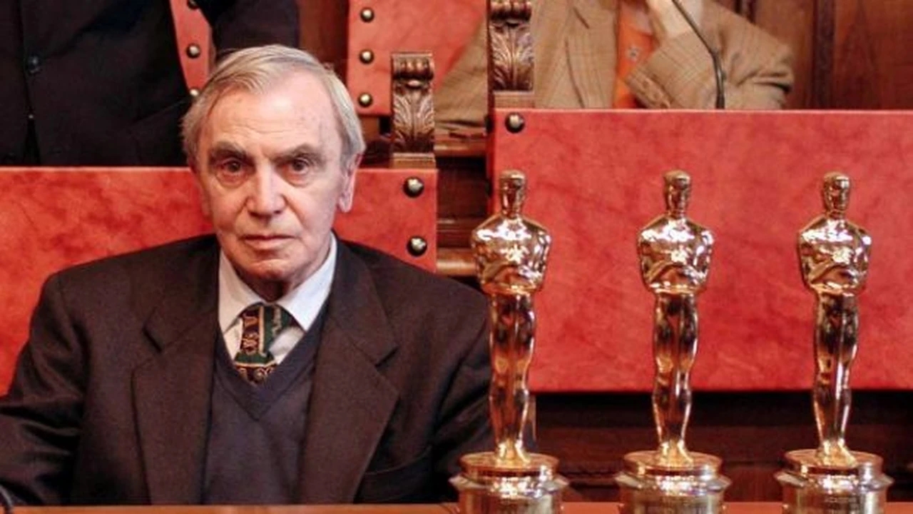 Carlo Rambaldi insieme agli Oscar vinti in carriera