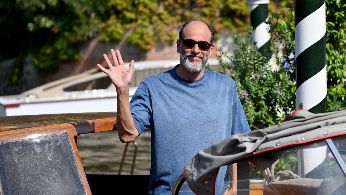 Luca Guadagnino dirige Artificial: al via le riprese del biopic su Sam Altman e OpenAI tra Italia e USA Luca Guadagnino dirige Artificial: al via le riprese del biopic su Sam Altman e OpenAI tra Italia e USA