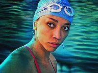 Nuotando nella follia, la recensione: un thriller che fa acqua