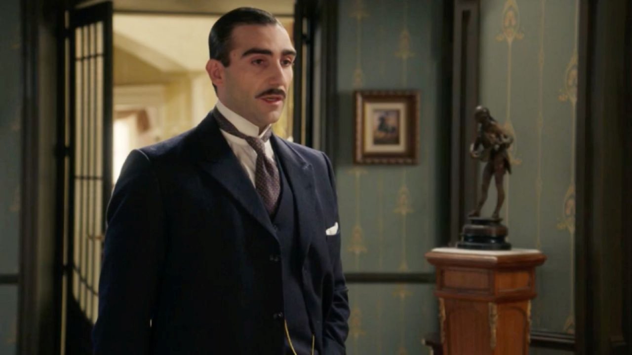 Capitano Don Lorenzo interpretato da Guillermo Serrano