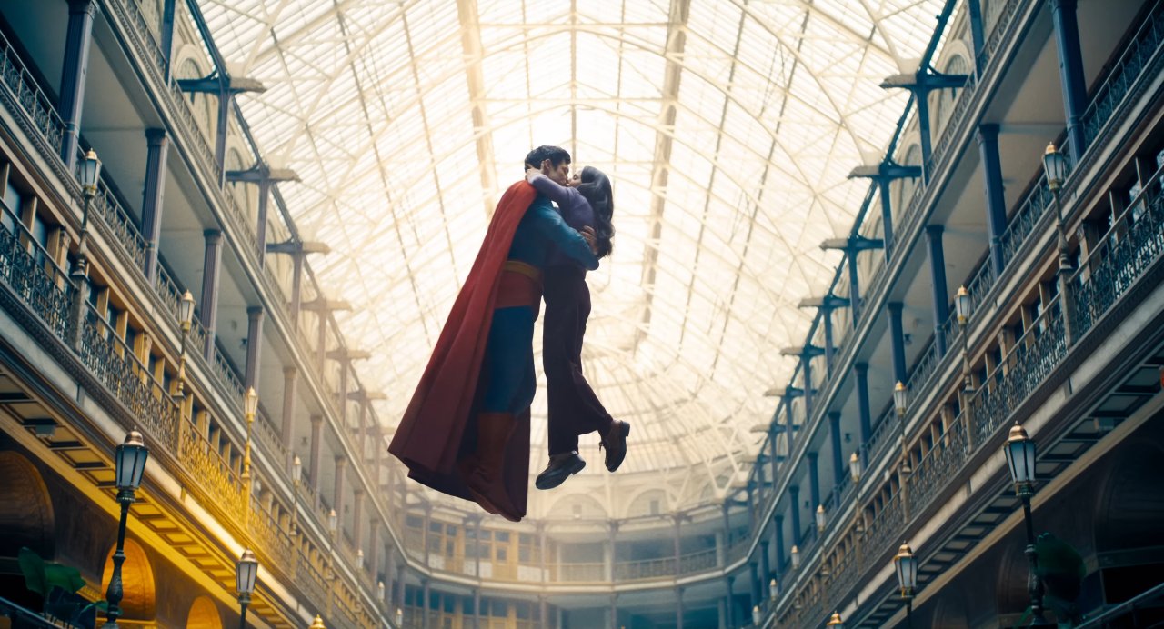 Superman supera i 400 milioni di dollari nel mondo, Jurassic World - La Rinascita sfiora i 650 milioni