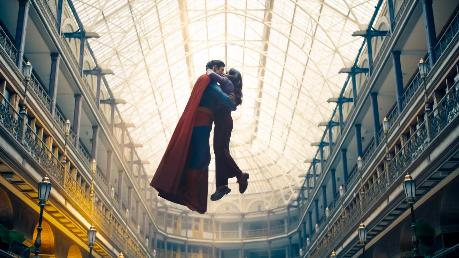 Bacio tra David Corenswet e Rachel Brosnahan in Superman