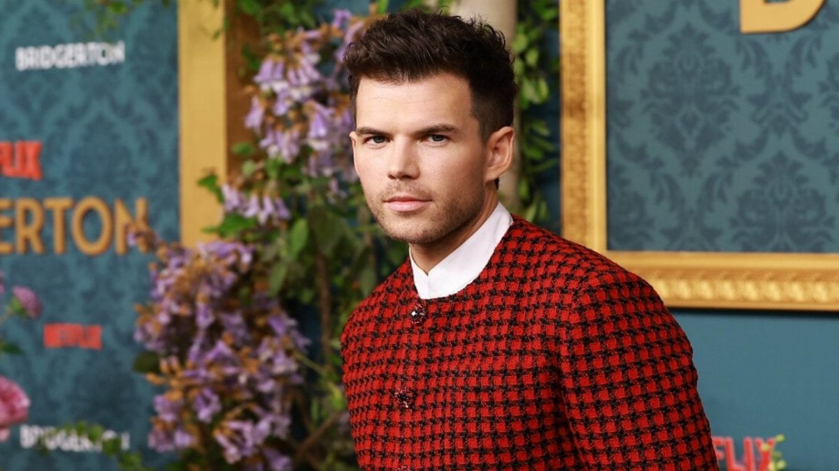 Bridgerton: Luke Newton sarà lo stilista Alexander McQueen in una nuova opera teatrale Bridgerton: Luke Newton sarà lo stilista Alexander McQueen in una nuova opera teatrale