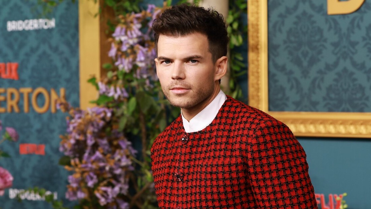 Luke Newton durante un evento