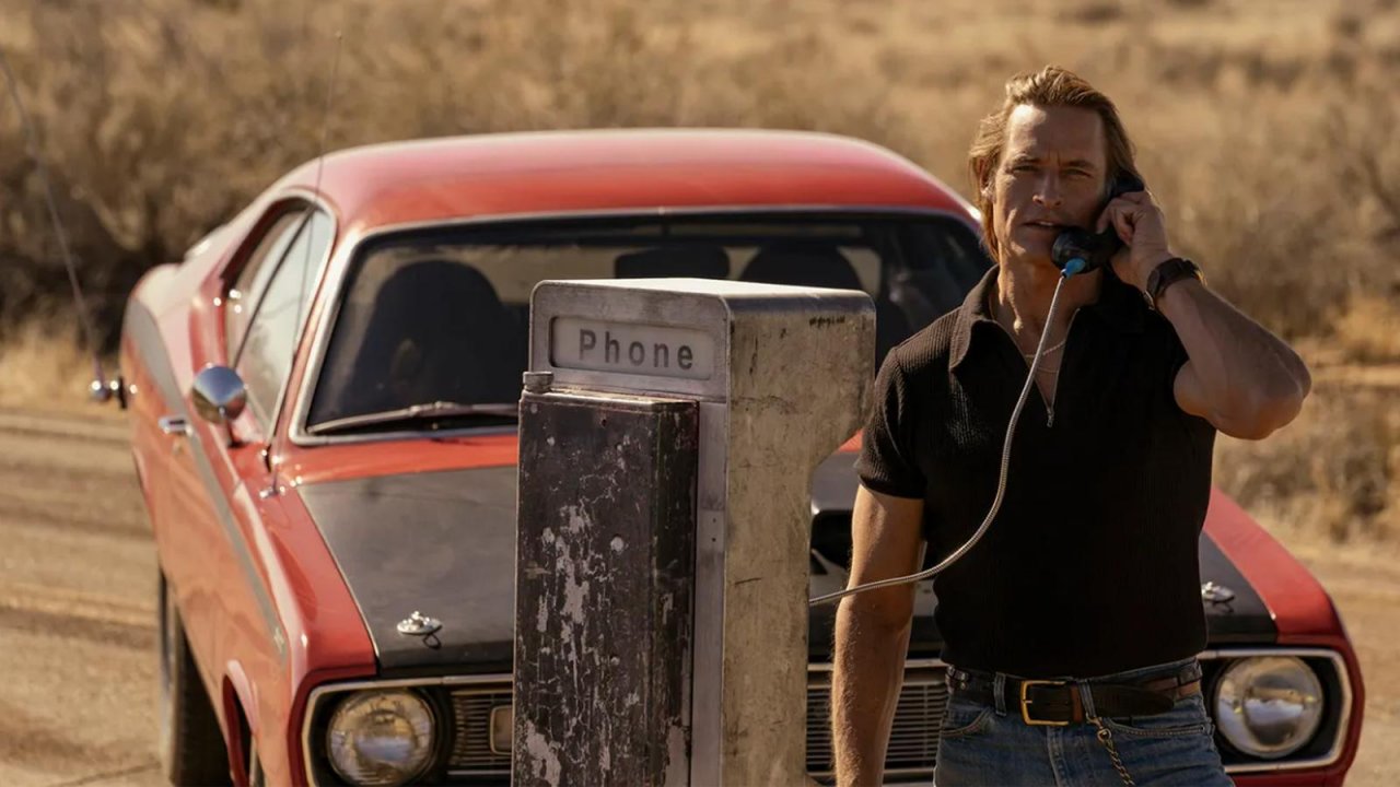 Josh Holloway al telefono in Duster
