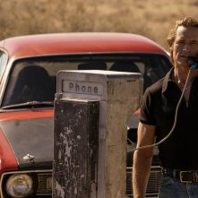 Duster: Josh Holloway al telefono