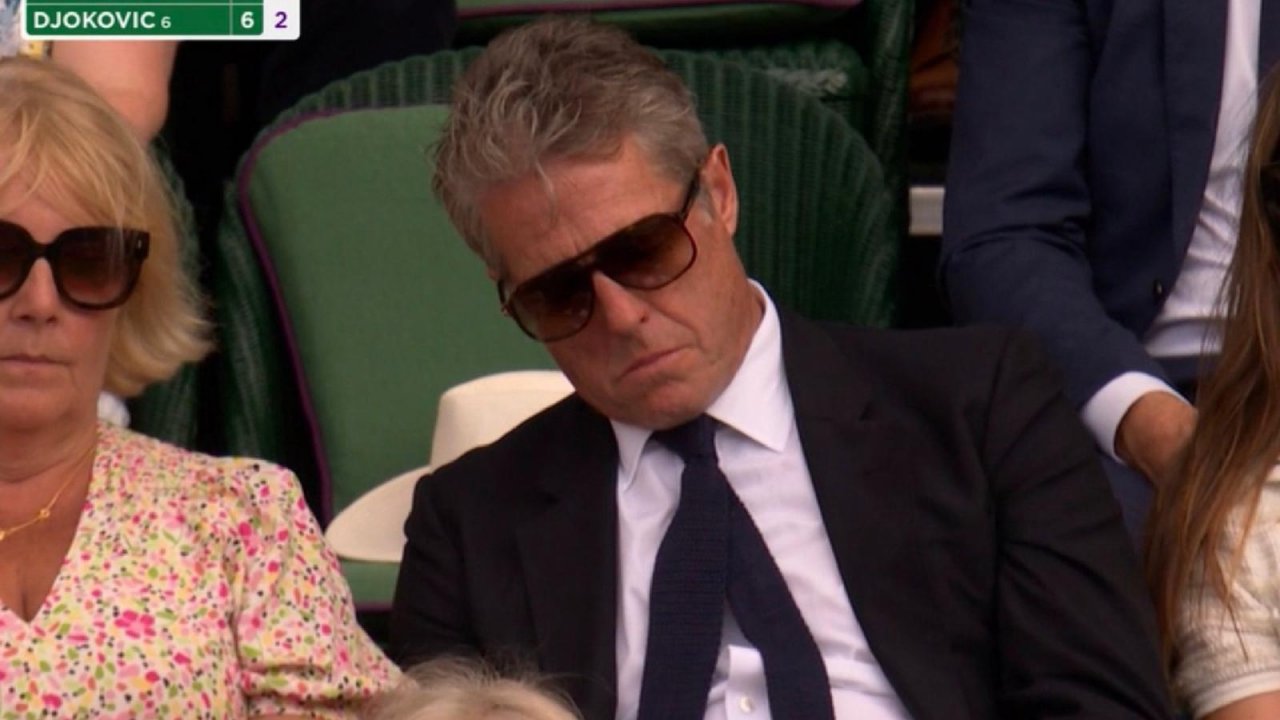 Hugh Grant si addormenta a Wimbledon