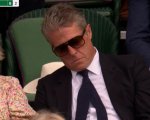Hugh Grant che dorme a Wimbledon è già meme: 'Il pisolino più costoso della storia dell'umanità...'