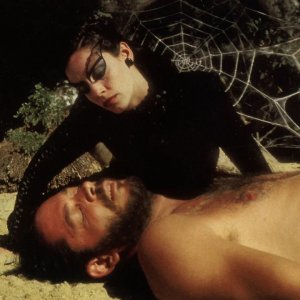 Il bacio della donna ragno: un'immagine di Sônia Braga e Raul Julia