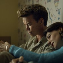 Cavalli elettrici: Daisy Edgar-Jones, Will Poulter in una sequenza del film