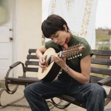 Cavalli elettrici: Sarah Calle suona la chitarra