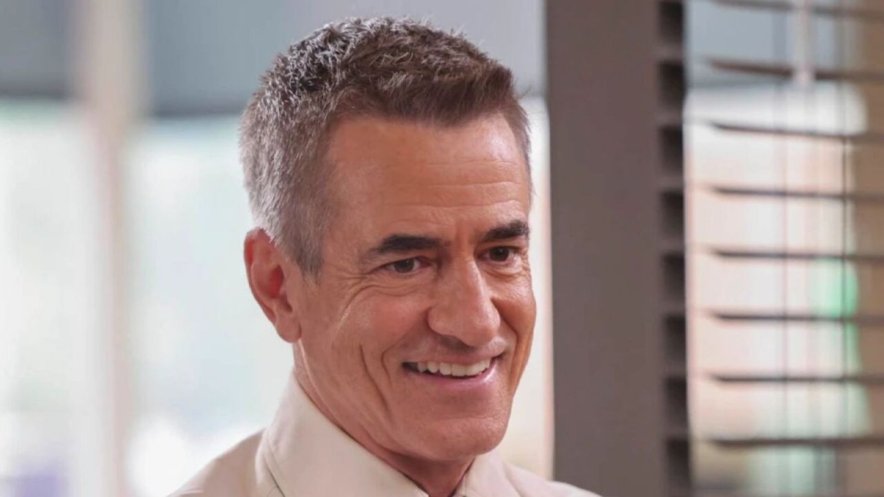 Dermot Mulroney è il Comandante  Dom Pascal