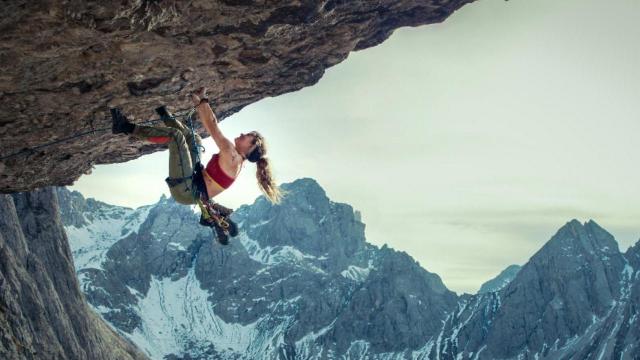 Lily James appesa a una parete di roccia sulle Dolomiti