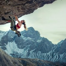 Cliffhanger: Lily James appesa a una parete di roccia sulle Dolomiti