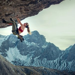 Cliffhanger: Lily James appesa a una parete di roccia sulle Dolomiti
