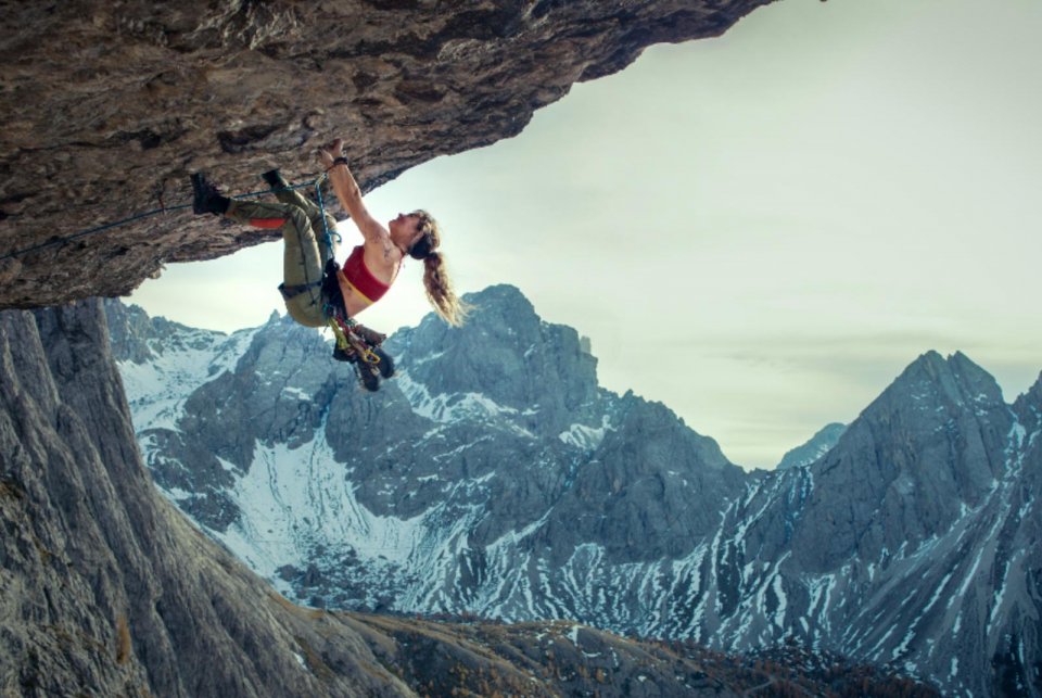 Cliffhanger Lily James Rampicata