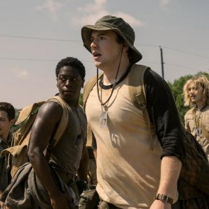 La lunga marcia: Cooper Hoffman e gli altri concorrenti in una scena del film