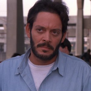 Il bacio della donna ragno: Raul Julia nel ruolo di Valentin Arregui