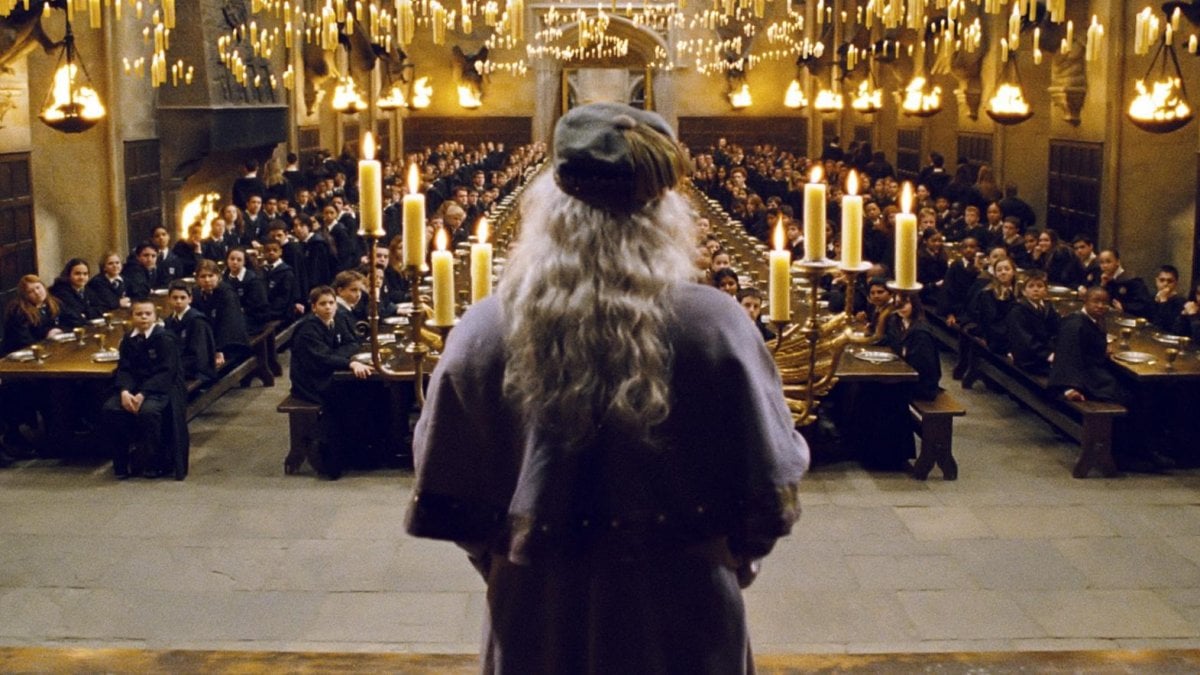 harry potter primo sguardo alla sala grande di hogwarts nelle foto dal set della serie