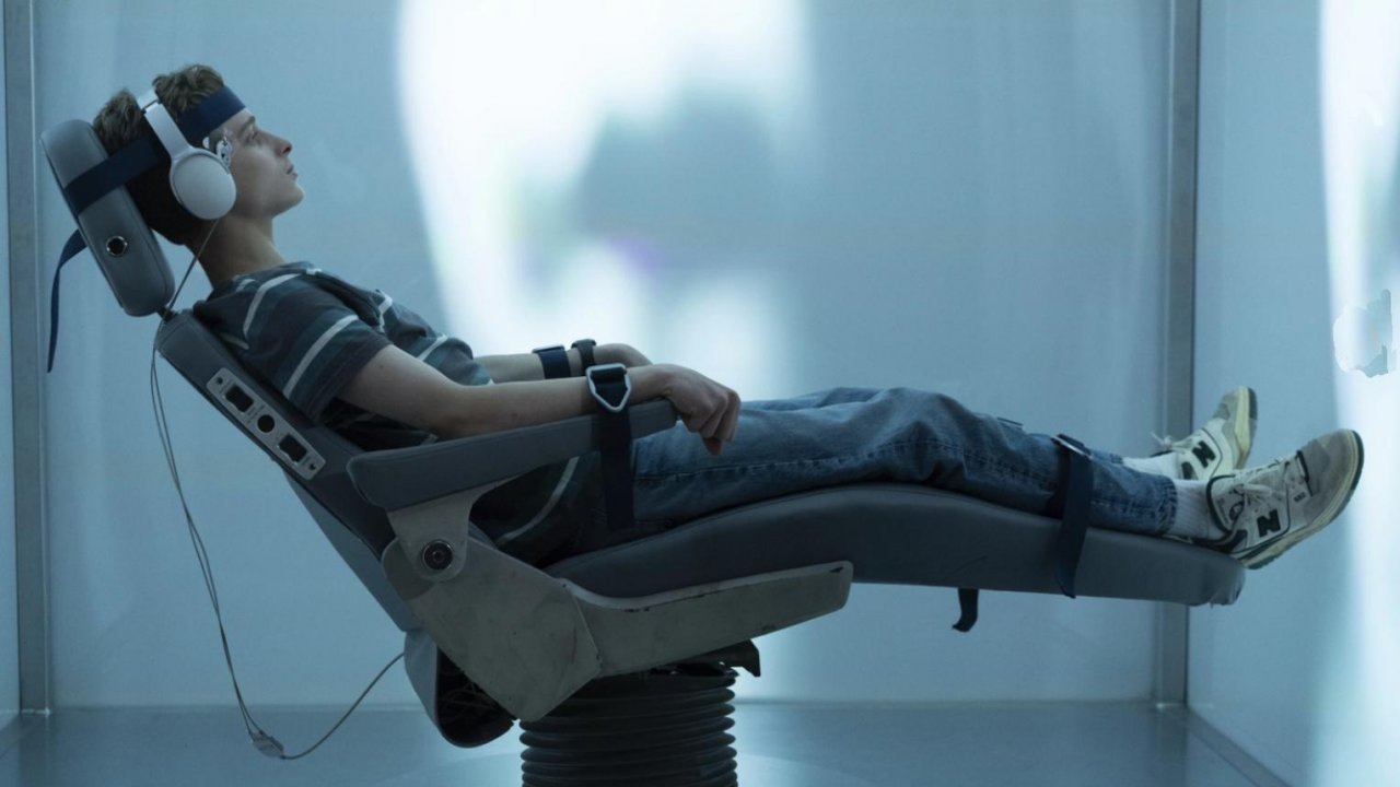 Joe Freeman in una scena della serie The Institute