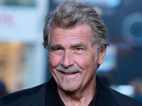 007, James Brolin era stato scelto per il ruolo di James Bond: 'Roger Moore cambiò idea'