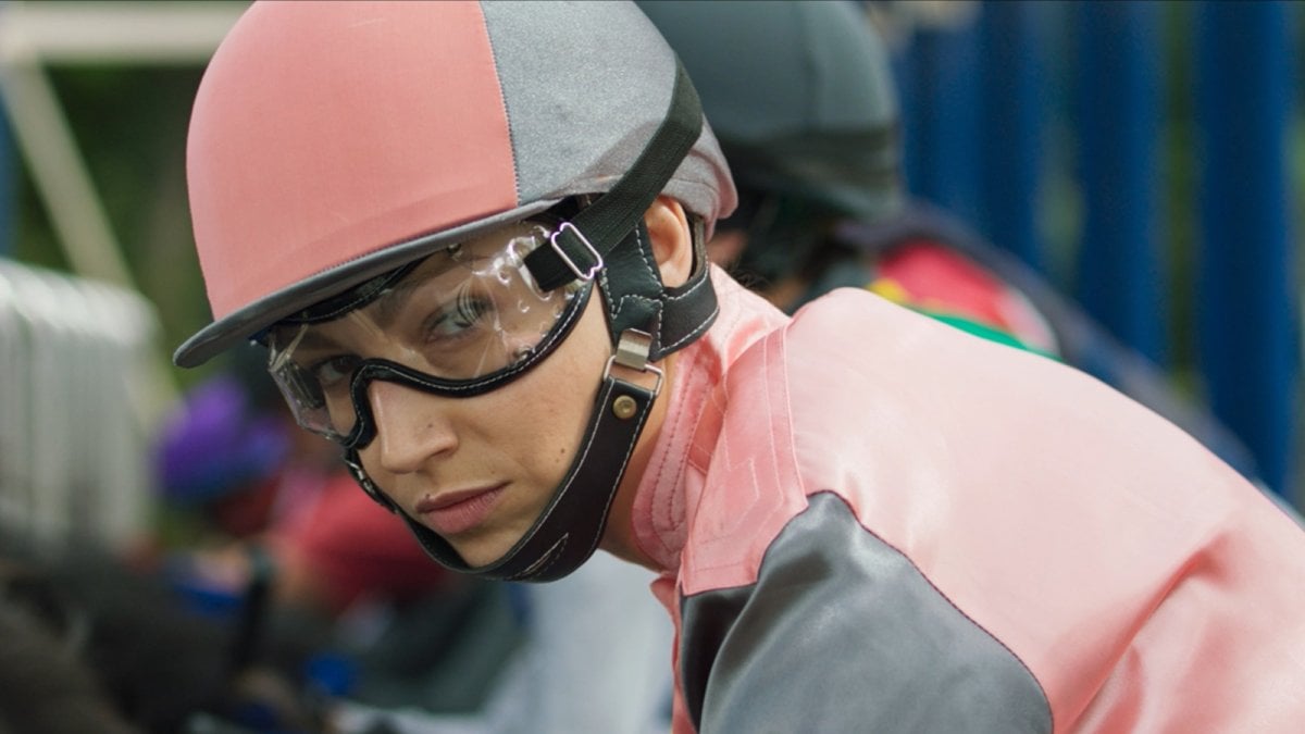 El Jockey: Úrsula Corberó da ladra a fantino ammiccante nella clip esclusiva del film, dal 17 luglio al cinema