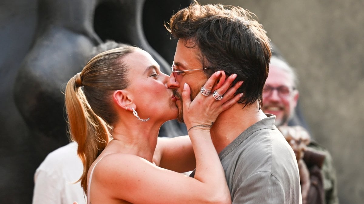 Scarlett Johansson: il marito Colin Jost commenta con ironia il bacio con Jonathan Bailey sul red carpet Scarlett Johansson: il marito Colin Jost commenta con ironia il bacio con Jonathan Bailey sul red carpet