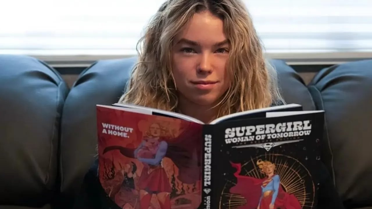 Milly Alcock con il fumetto dedicato a Supergirl
