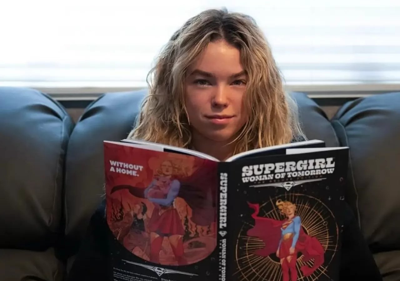 Milly Alcock con il fumetto dedicato a Supergirl