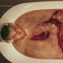 So cosa hai fatto: Madelyn Cline in una vasca da bagno