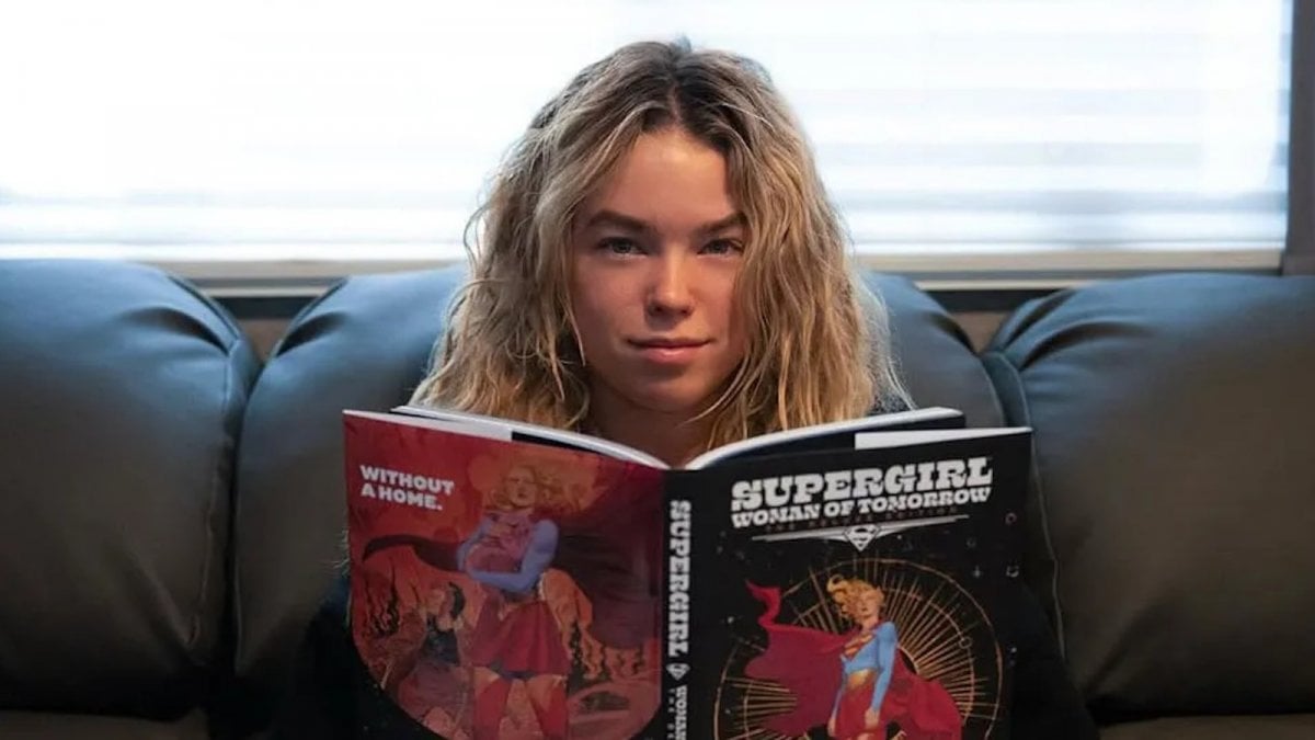 supergrl prima occhiata a milly alcock in costume in un dietro le quinte di superman