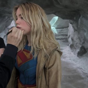 Supergirl: Milly Alcock con il costume sul set di Superman