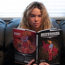 Supergirl: Milly Alcock sul set con in mano un fumetto