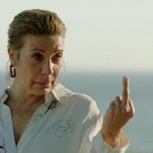 Casa in fiamma: Emma Vilasarau fa il dito medio