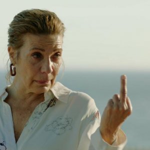 Casa in fiamma: Emma Vilasarau fa il dito medio