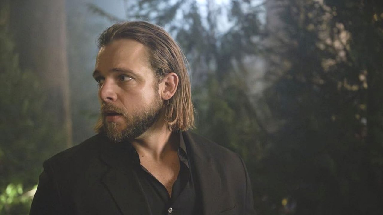 Max Thieriot in una scena del primo episodio