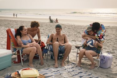 L Estate Nei Tuoi Occhi Scena Gruppo Terza Stagione Serie Tv Prime Video