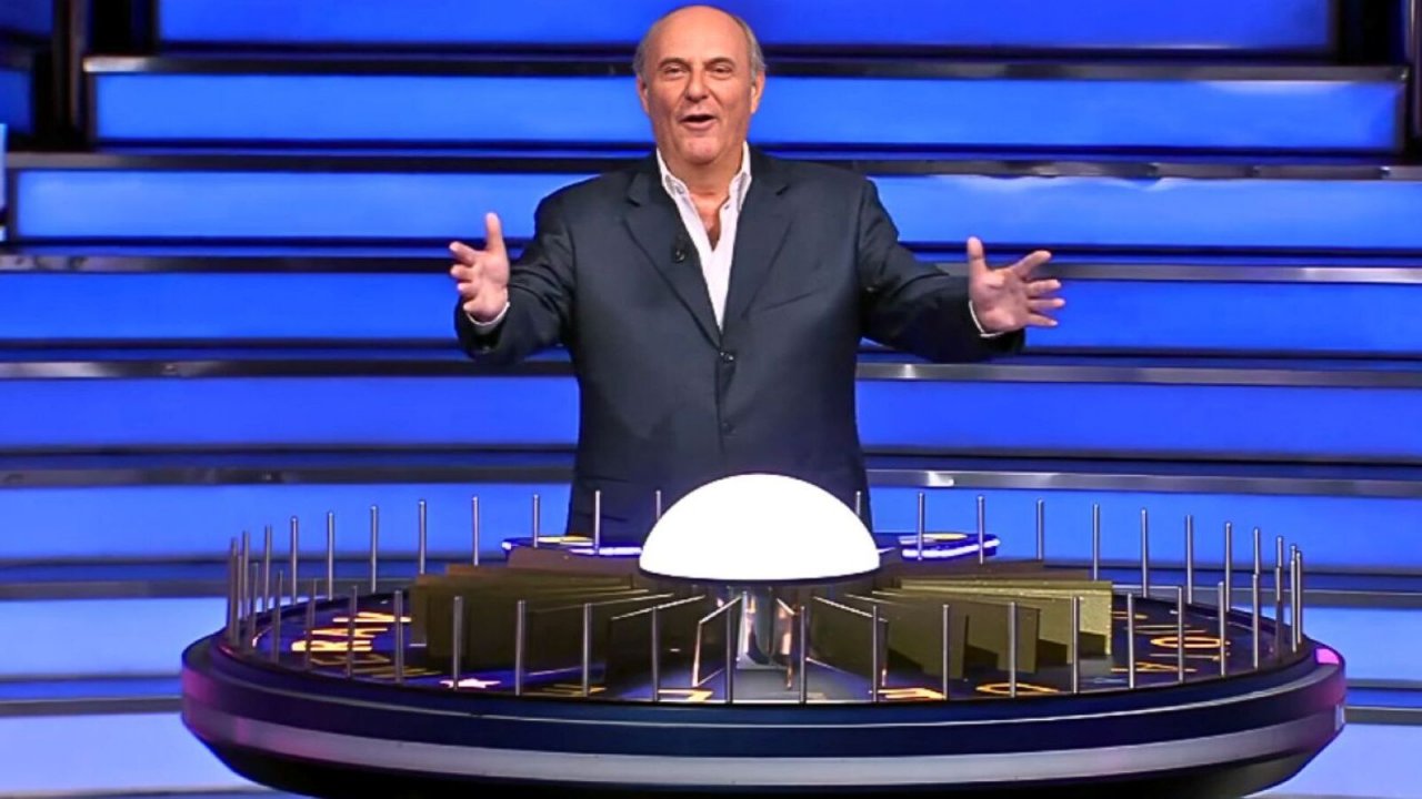 Gerry Scotti conduce La Ruota della Fortuna