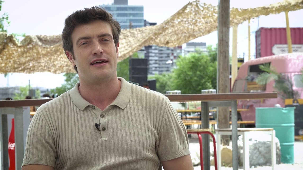 Raúl Mérida  interpreta Álex