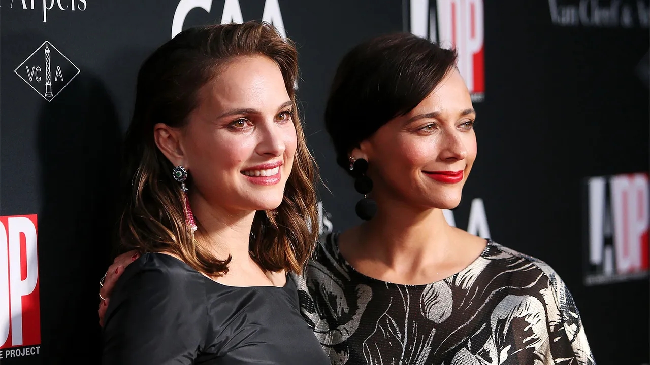 Natalie Portman e Rashida Jones ad un evento pubblico